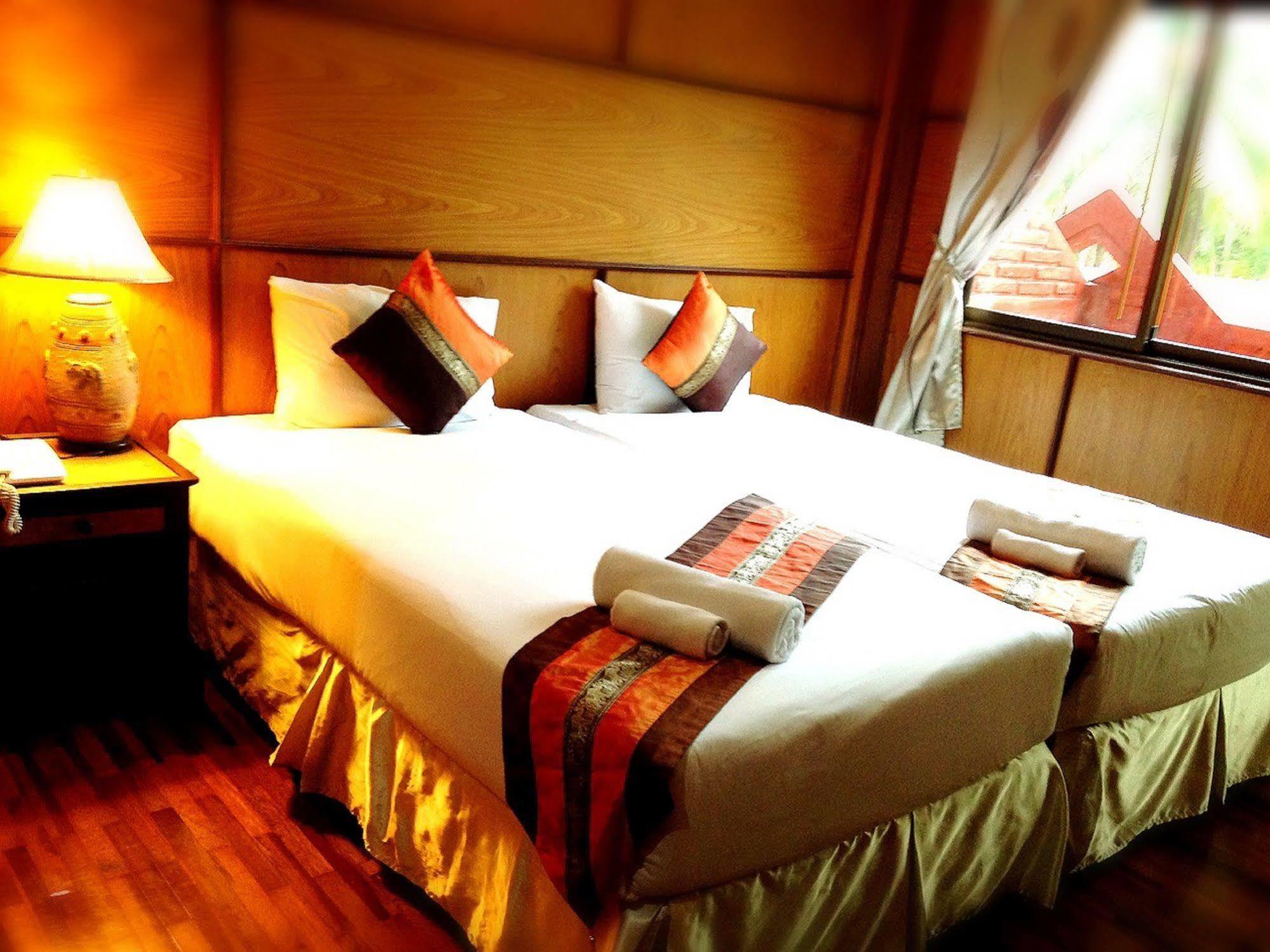 Jaroenrat Resort Samut Songkhram Bagian luar foto