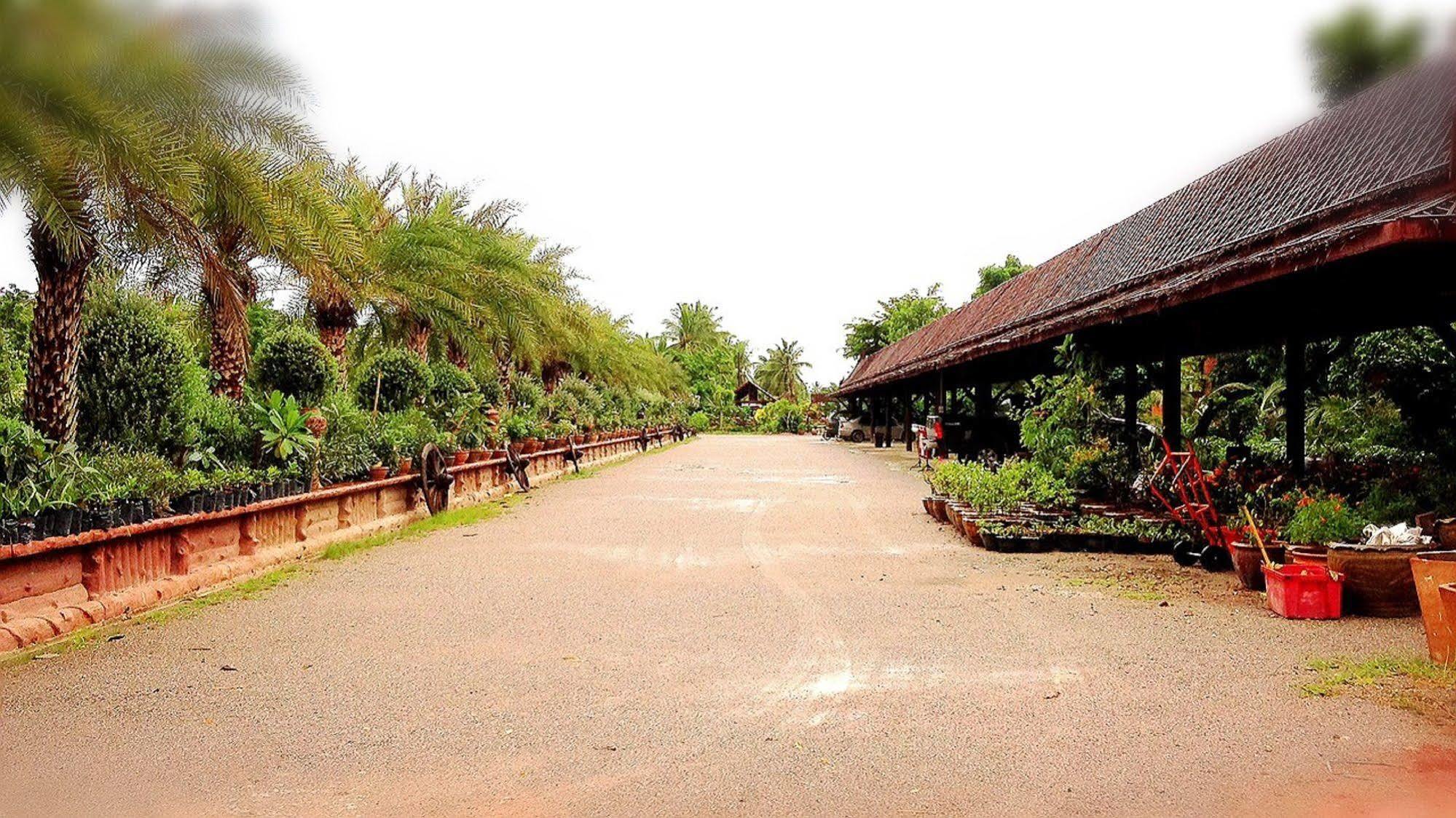 Jaroenrat Resort Samut Songkhram Bagian luar foto